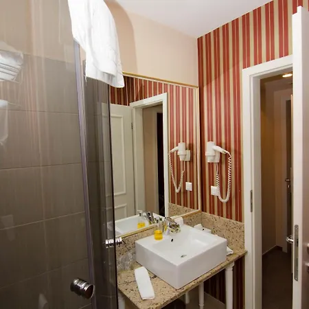 Boutique Monaco Отель Бухарест